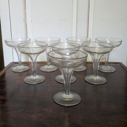 Suite de sept coupes champenoises en cristal,...