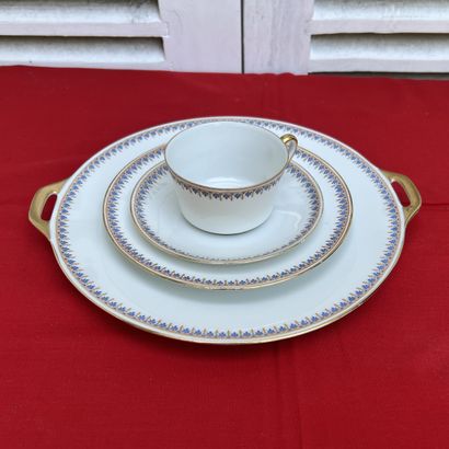 Partie de service à thé et à gâteaux en porcelaine...