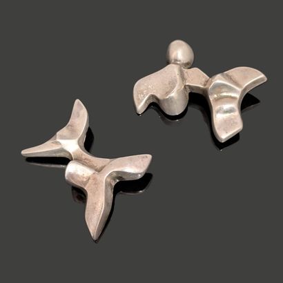 Travail moderne. Deux broches de forme libre...