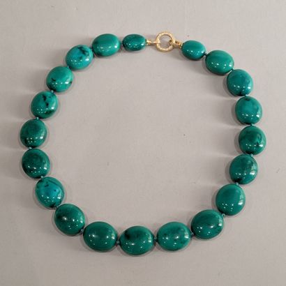 Necklace of twenty green aventurine pebble...