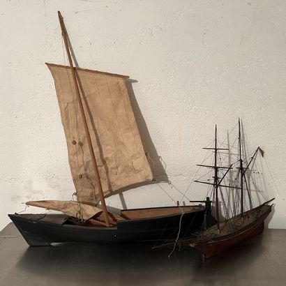 Ensemble : Maquette de bateau à deux mats...