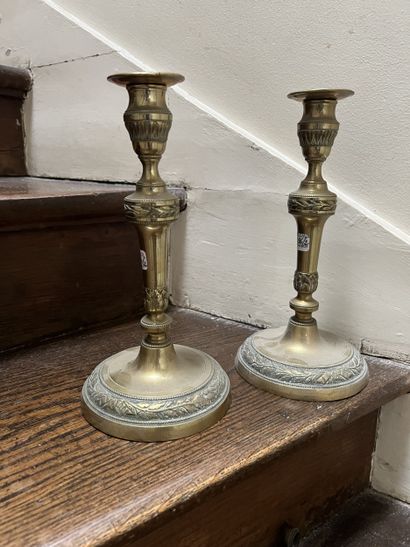 Paire de flambeaux en laiton à décor de frises...