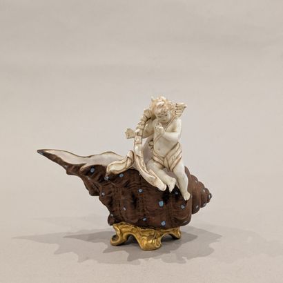 Petite bouquetière de table en porcelaine...