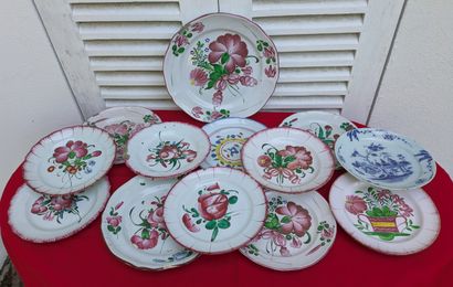 Ensemble de deux plats et onze assiettes...