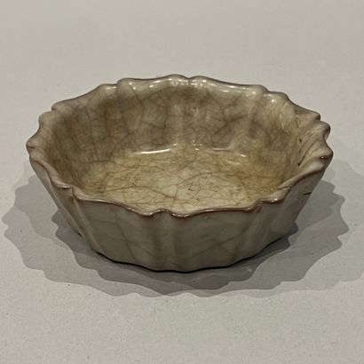 China, 19th century. Polylobed dish in grey-green...