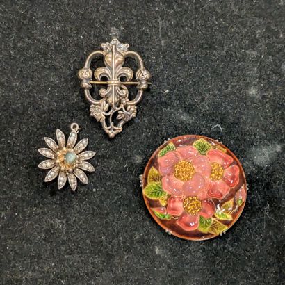 Silver (800) brooch set with a round copper...