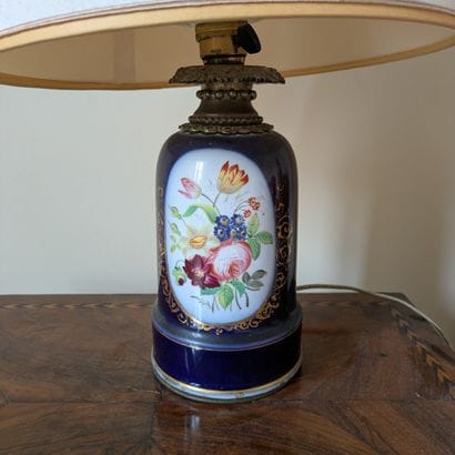 Ancienne lampe à pétrole en porcelaine à...