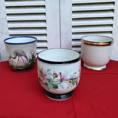 Ensemble de trois cache-pots en porcelaine...