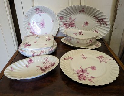 Partie de service de table en porcelaine...