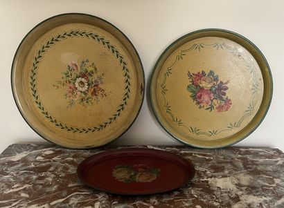 Deux plateaux ronds en tôle peinte à décor...