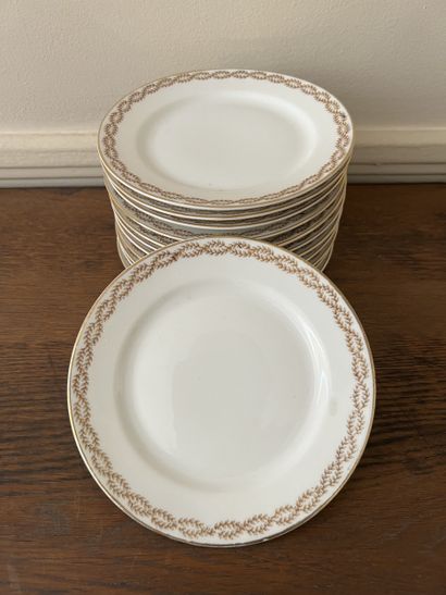 Suite de douze assiettes à pain, en porcelaine...