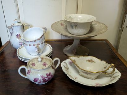 Porcelaines diverses : broc à décor de fleurs,...