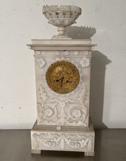 Pendule en albâtre, surmontée d'une coupe...