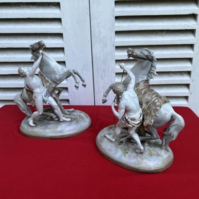 Paire de groupes en porcelaine allemande...