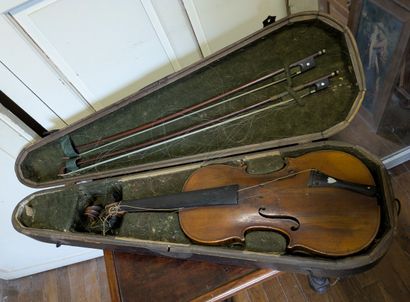Violon d'étude et deux archets, dans leur...