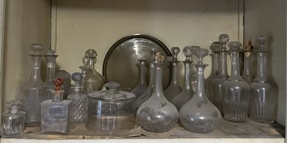 Suite de sept carafes en cristal à décor...