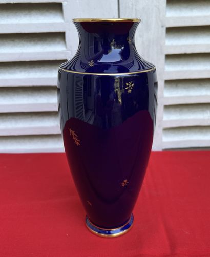 Manufacture nationale de Sèvres. Vase balustre...