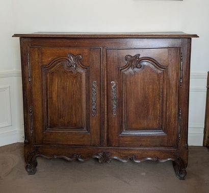 Rustic low buffet in molded natural wood,...