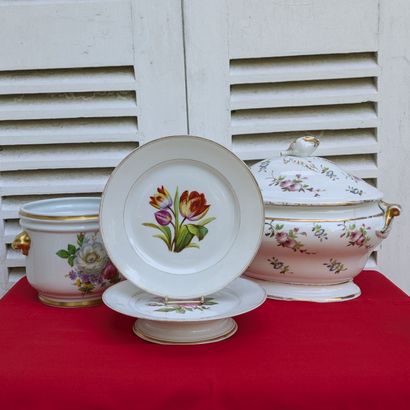 Ensemble de porcelaines à décor floral polychrome...