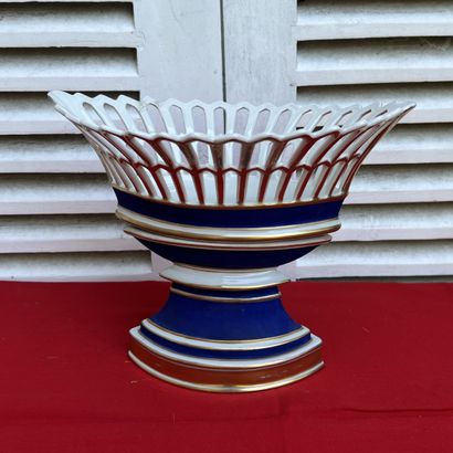 Coupe navette en porcelaine émaillée bleu...