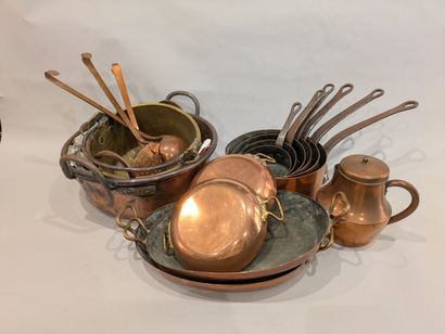 Set of red copper kitchen utensils: large...
