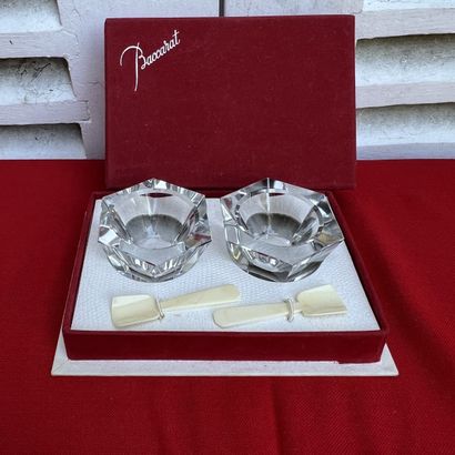 Cristallerie de BACCARAT. Paire de salerons...