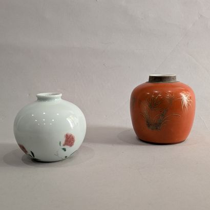 Set: - small porcelain ball vase with polychrome...