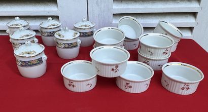 Ensemble en porcelaine comprenant douze ramequins...