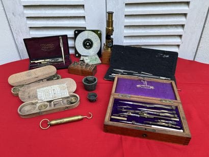 Instruments de mesure en laiton : microscope,...