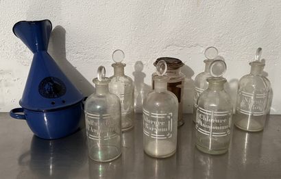 Petit ensemble de flacons de chimie en verre....