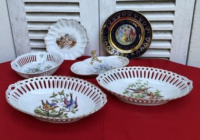 Ensemble de porcelaines à décor polychrome...