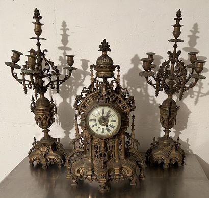 Pendule et paire de flambeaux en bronze doré,...