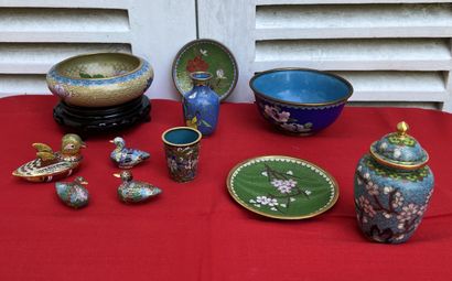 Petit ensemble de cloisonnés modernes miniatures...