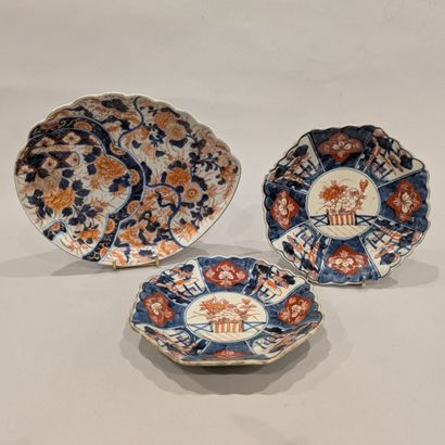 China, Imari style. Porcelain set decorated...