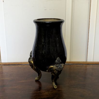 Petit vase balustre en serpentine. Les trois...