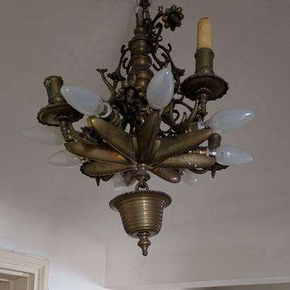 Bronze oil lamp decorated with stylized flowers,...