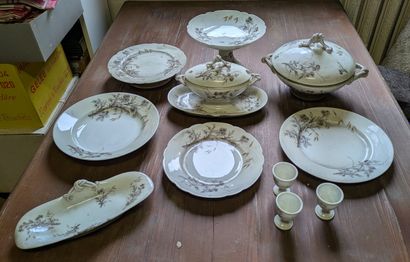 Important service de table en porcelaine...