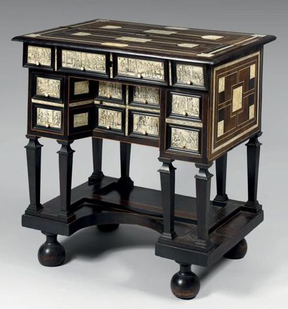 Petit bureau dit Mazarin en placage d'ébène...