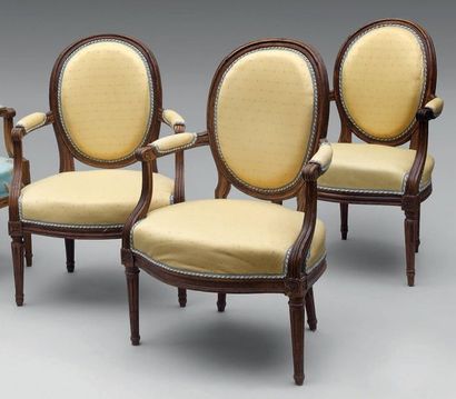Suite de trois fauteuils à dossier cabriolet...