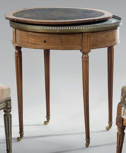 Table bouillotte en acajou ouvrant à deux...