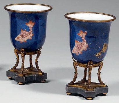 Paire de petites coupes à bord évasé en porcelaine...