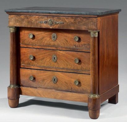 Petite commode en placage d'acajou flammée...