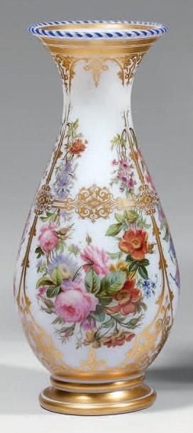 Baccarat. Vase balustre en opaline de cristal...