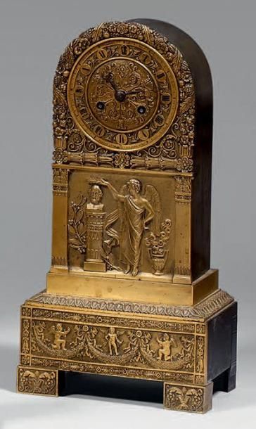 Petite pendule borne en bronze, le cadran...