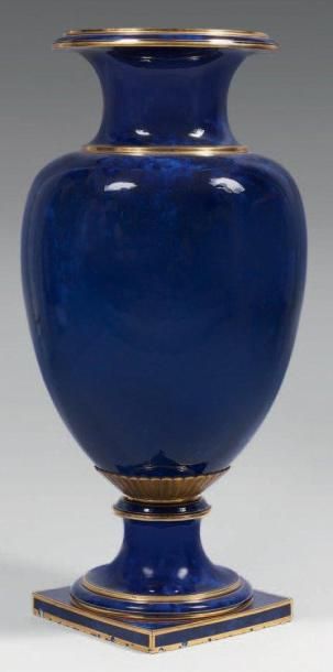 Vase ovoïde sur piédouche en porcelaine gros...