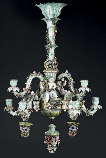 Lustre en porcelaine polychrome de Saxe présentant...