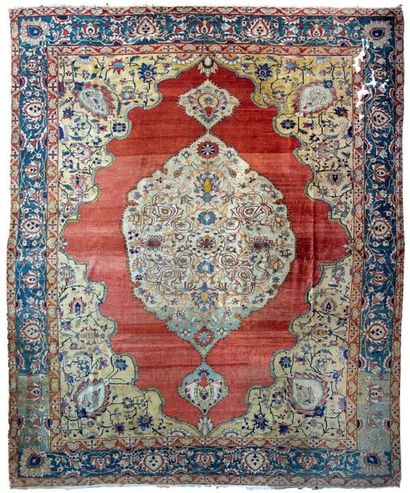 Tapis Agra. Décor floral stylisé dans une...