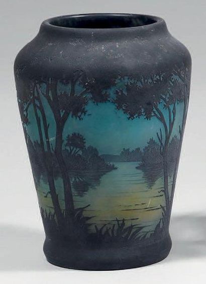 DAUM Nancy
Vase en verre multicouche vert...
