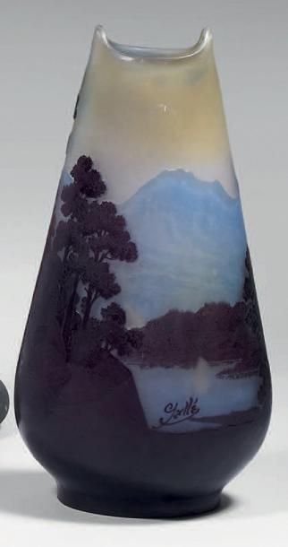 Emile GALLÉ
Vase en verre multicouche jaune...