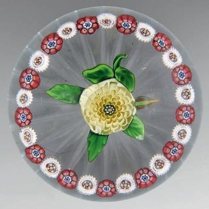 BACCARAT
Presse-papiers orné d'une camomille...